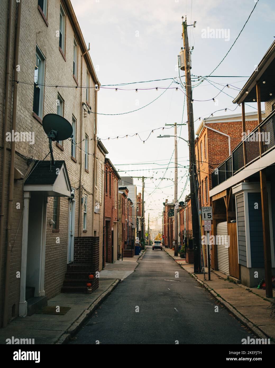 Un vicolo con luci a corda a Butchers Hill, Baltimora, Maryland Foto Stock