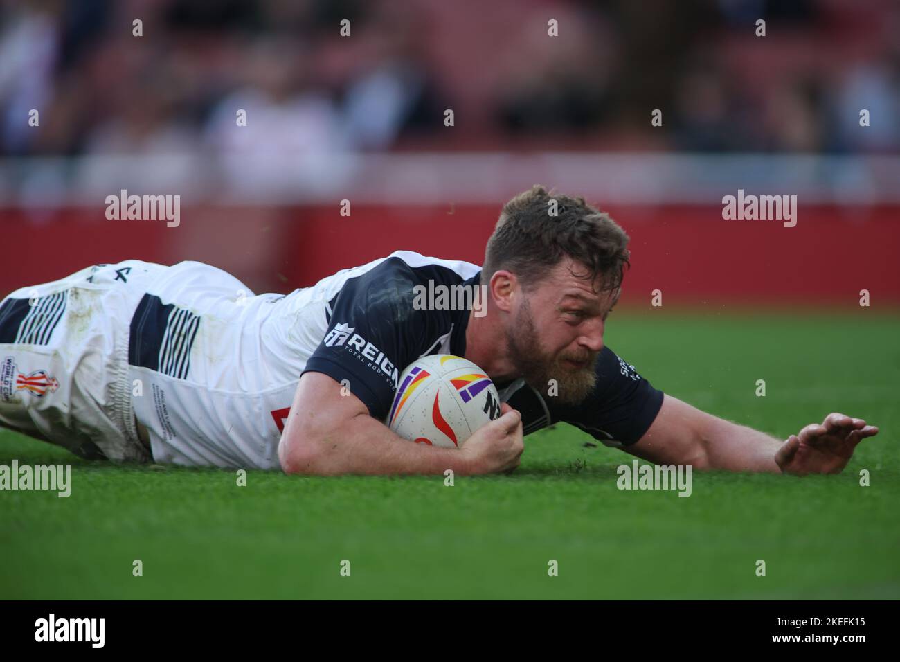 Londra, Regno Unito. 12th Nov 2022. Emirates Stadium, Londra, 12th novembre 2022. Inghilterra Rugby League vs Samoa Rugby League nella Coppa del mondo di Rugby League 2021 semi-finale Elliot Whitehead of England Rugby League segna la prova contro Samoa Rugby League Credit: Touchlinepics/Alamy Live News Foto Stock