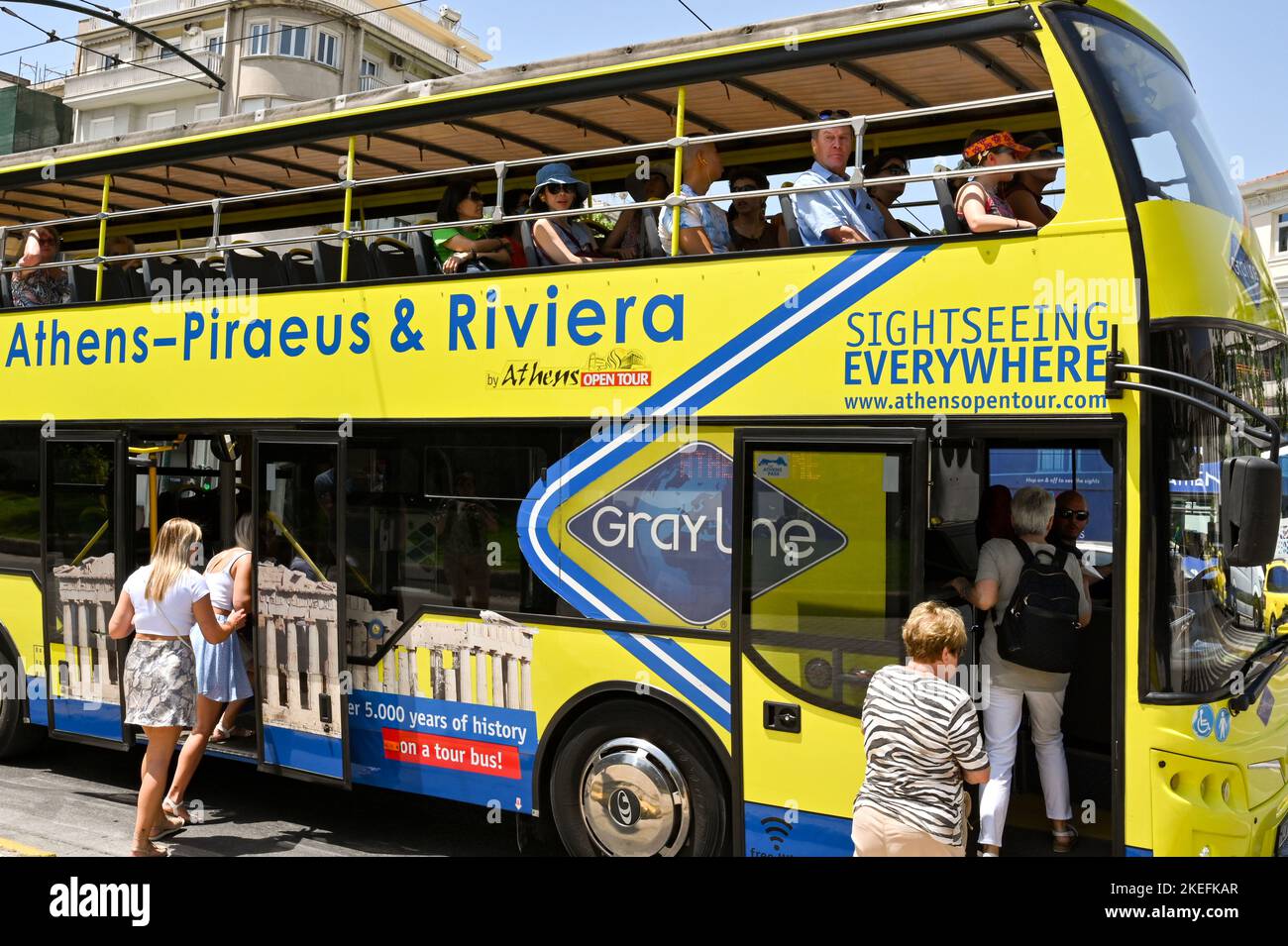 Atene, Grecia - 2022 maggio: Le persone che salgono a bordo di un autobus turistico hop-on hop-off nel centro della città Foto Stock