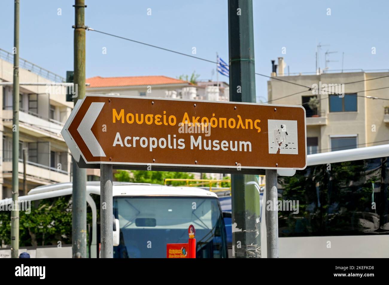 Atene, Grecia - 2022 maggio: Cartello bilingue in greco e inglese che mostra ai turisti la strada per il museo dell'Acropoli Foto Stock