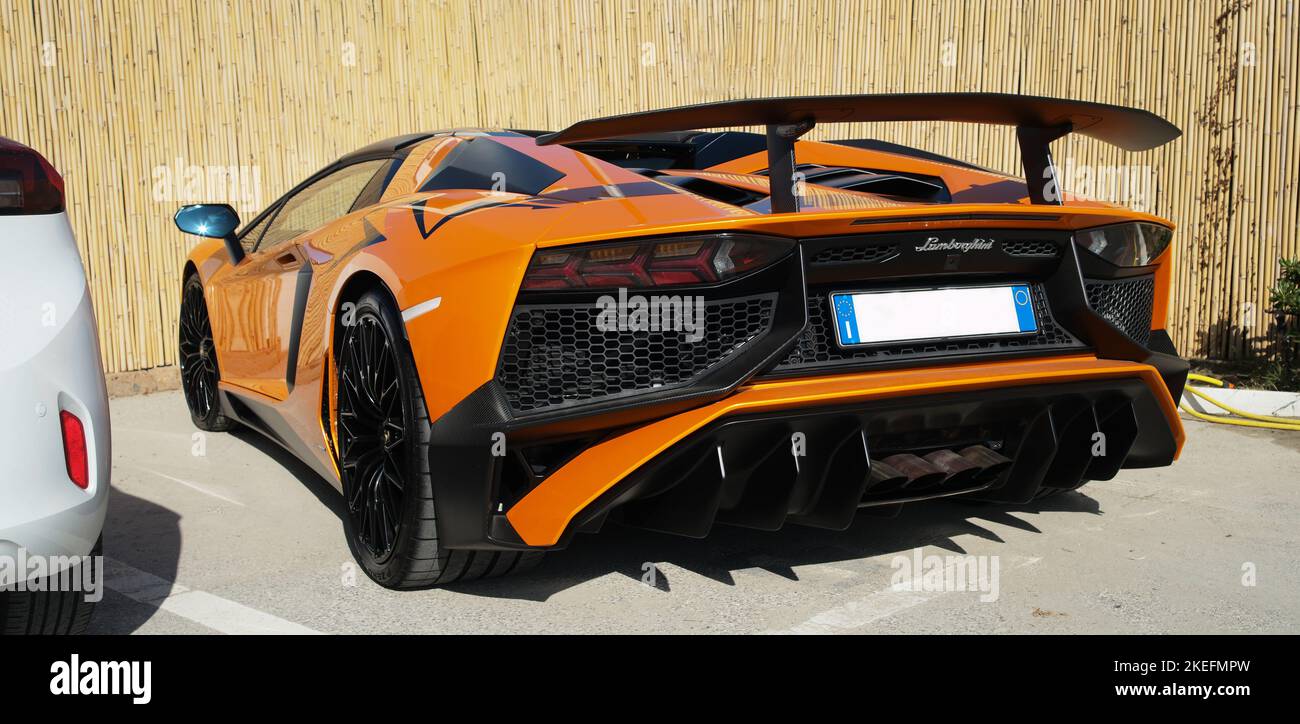 Lamborghini Aventador SV LP 750-4 presentato al Salone di Ginevra nel 2015. Parcheggiato nel Porto Turistico di Cervia, Ravenna, Italia. Foto Stock