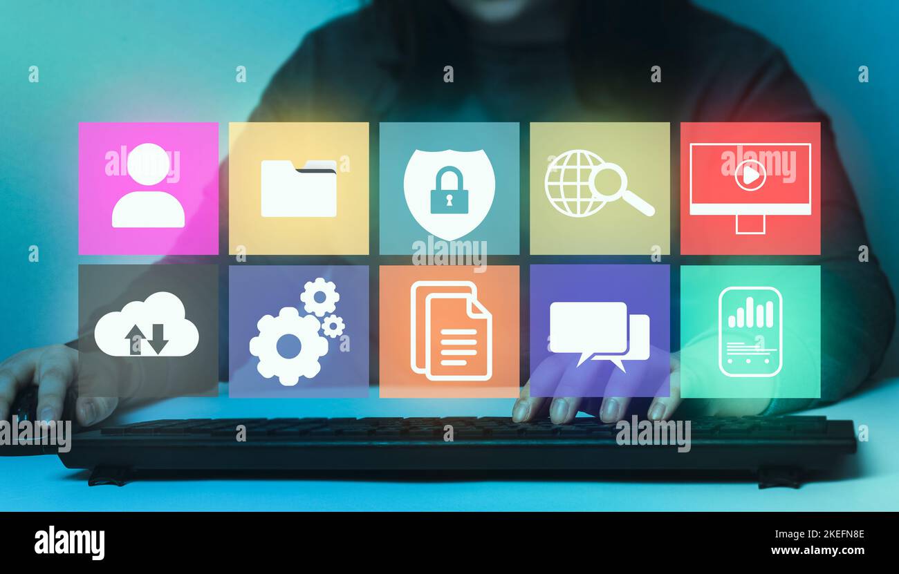Donna che utilizza un computer con l'interfaccia delle icone dei documenti di gestione per il concetto di sistema di gestione dei dati. Database della documentazione. DMS. Foto Stock