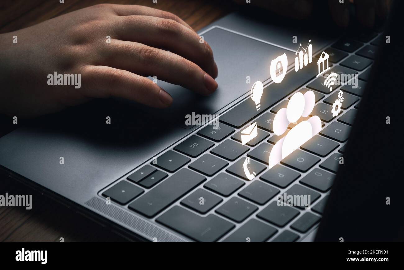 Donna ricerca servizio di supporto con focus selettivo. Assistenza clienti personale hotline connettersi. Feedback, business e concetto finanziario. Foto Stock