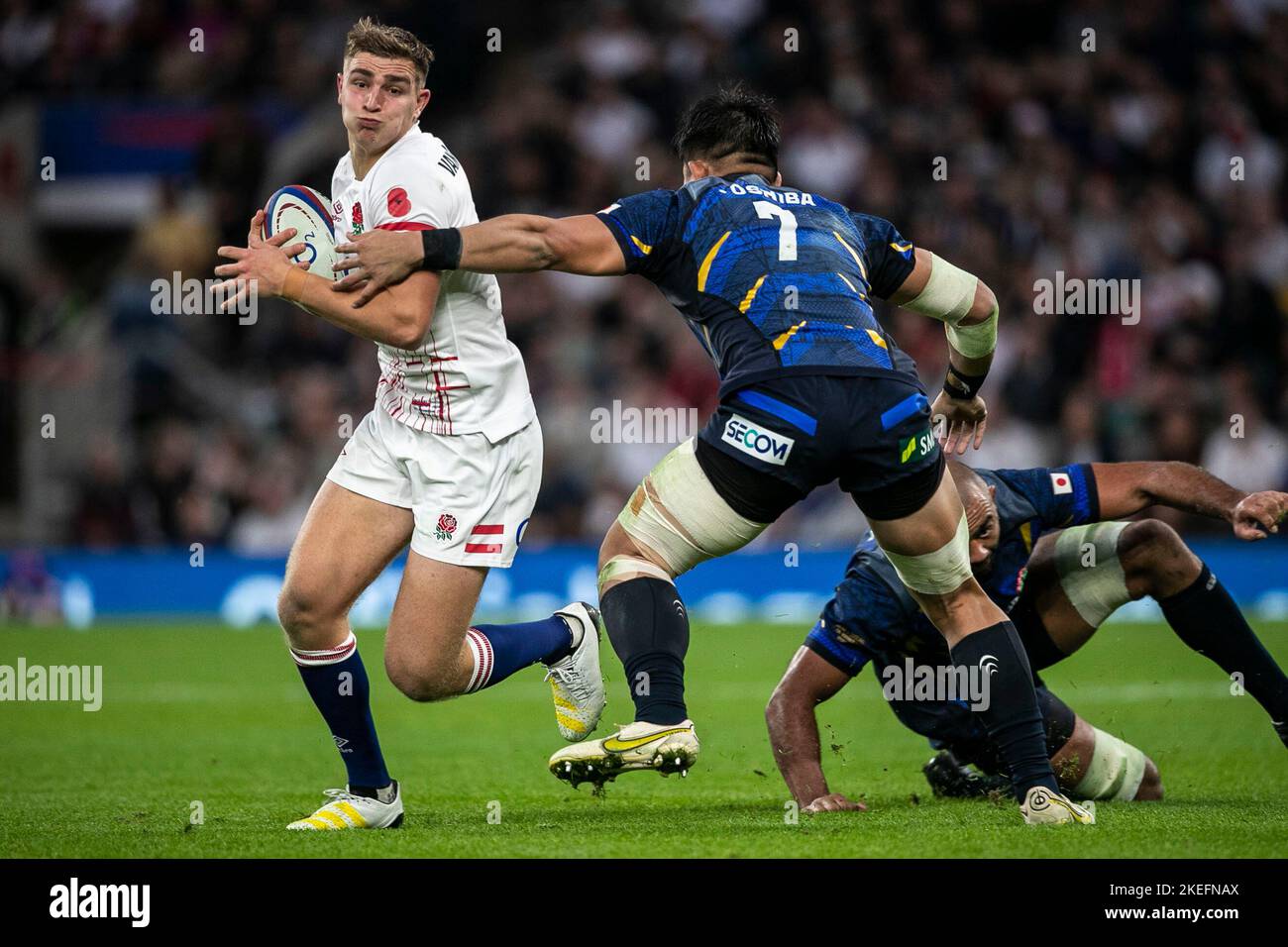 L'inglese Jack van Poortvliet (a sinistra) è combattuta dal giapponese Kazuki Himeno durante la partita internazionale autunnale allo stadio Twickenham di Twickenham. Data immagine: Domenica 6 novembre 2022. Foto Stock