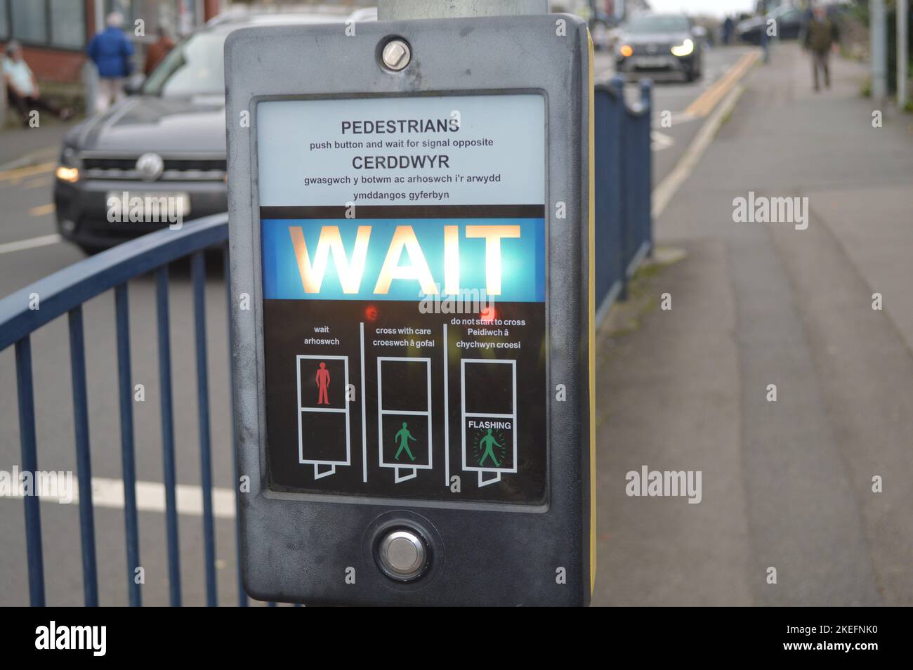 12th novembre 2022, Swansea, Galles, Regno Unito. Attendere il cartello a un incrocio pedonale a Mumbles. Foto Stock