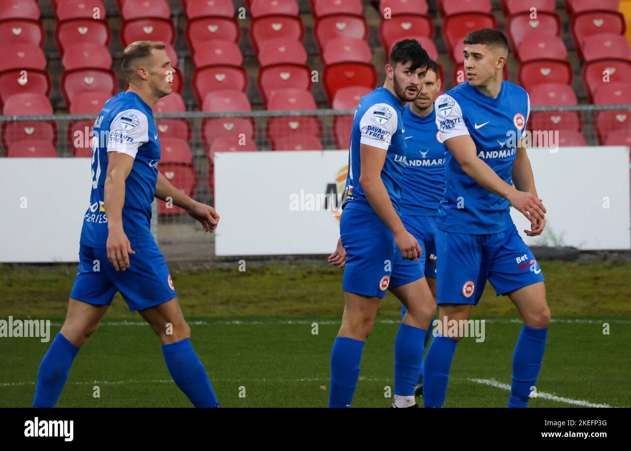 Shamrock Park, Portadown, County Armagh, Irlanda del Nord, Regno Unito. 12 Nov 2022. Danske Bank Premiership – Portadown / Larne. Azione dal gioco di oggi allo Shamrock Park (Portadown in rosso). Lee Bonis (10 - barbuto) lo fa 3-0 a Larne. Credit: CAZIMB/Alamy Live News. Foto Stock