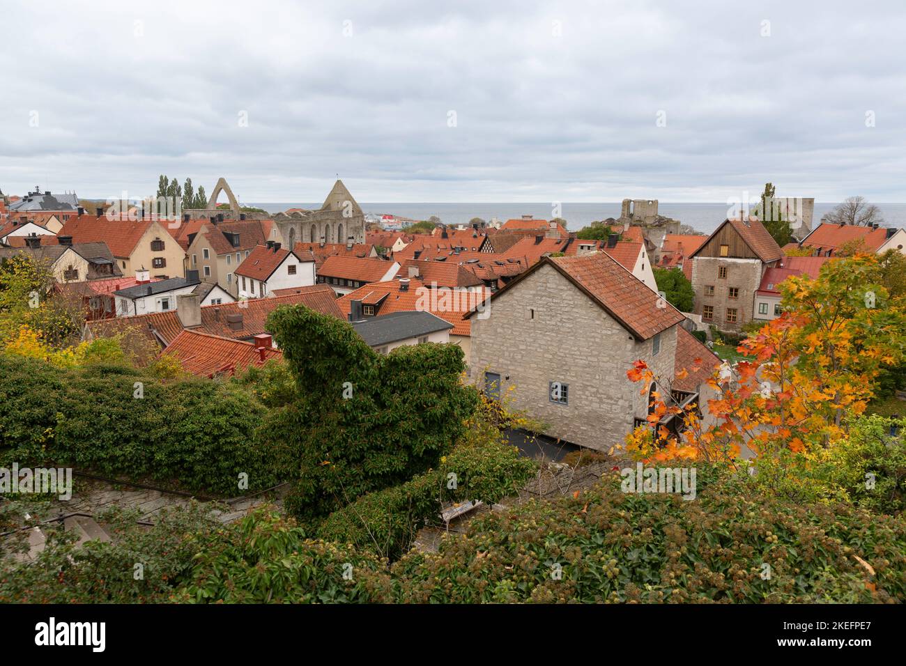 Vista sul tetto della città medievale di Visby, sull'isola di Gotland, Svezia Foto Stock