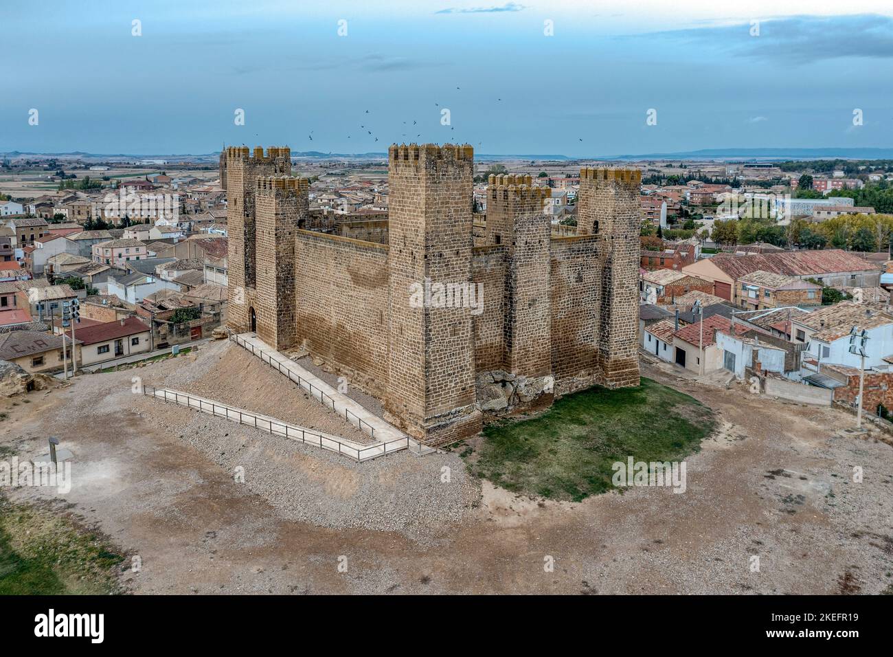 Il castello di Sadaba sulla roccia in cima ad una piccola collina, nella regione di Cinco Villas, Saragozza, Aragona Spagna Foto Stock