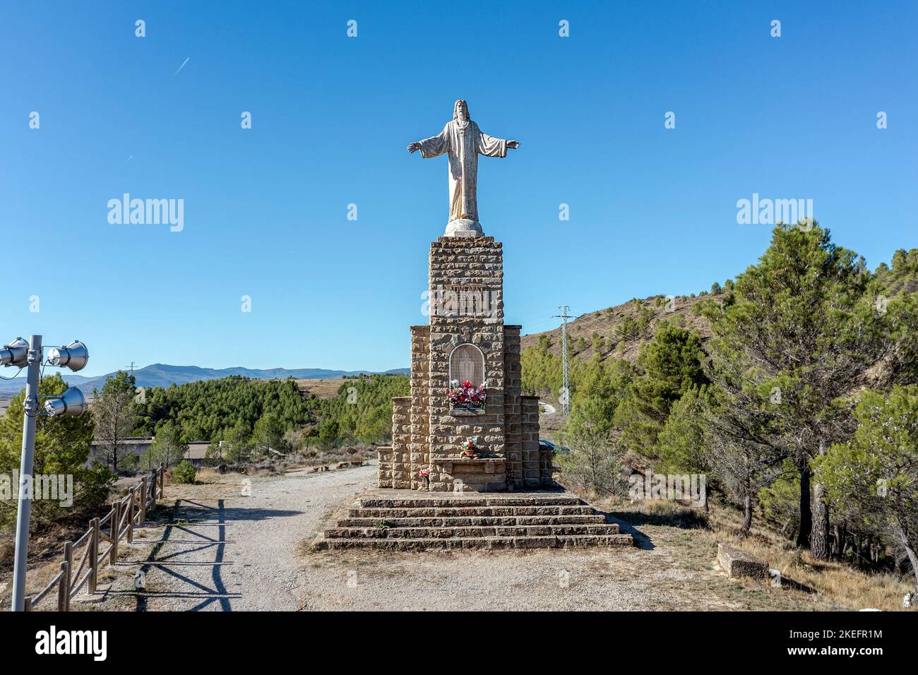 Sanguesa, Spagna - 10 novembre 2022: Nel 1945 il Sacro cuore di Gesù fu consacrato a Sanguesa. Opera scultore Jose Larrea Echeniz, base di 8 m. da Foto Stock