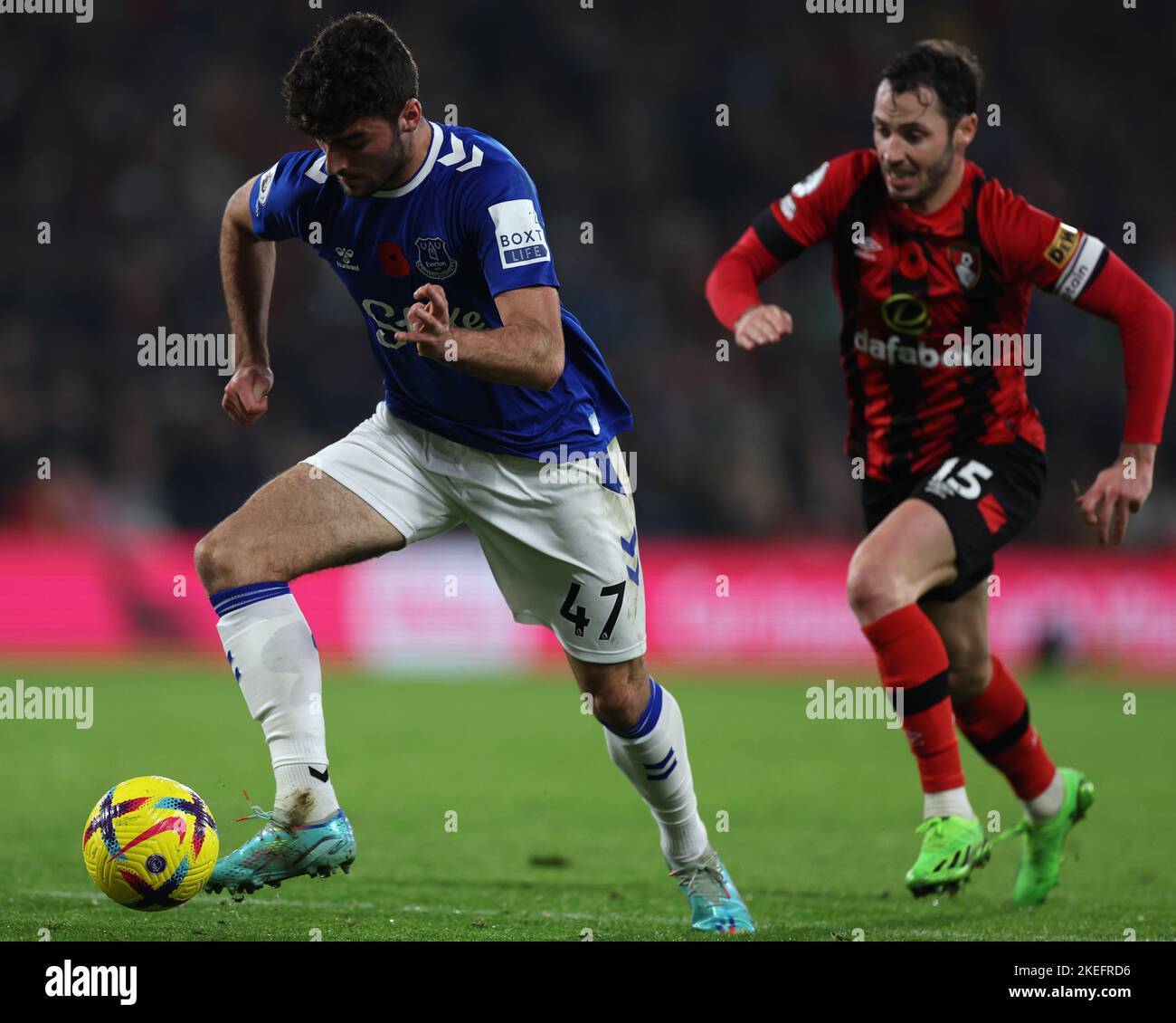 Thomas Cannon di Everton (a sinistra) e Adam Smith di Bournemouth in azione durante la partita della Premier League al Vitality Stadium, Bournemouth. Data immagine: Sabato 12 novembre 2022. Foto Stock