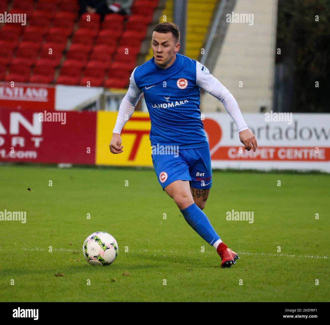 Shamrock Park, Portadown, County Armagh, Irlanda del Nord, Regno Unito. 12 Nov 2022. Danske Bank Premiership – Portadown / Larne. Azione dal gioco di oggi allo Shamrock Park (Portadown in rosso). Ben Doherty di Larne che ha segnato due gol nella vittoria 0-5. Credit: CAZIMB/Alamy Live News. Foto Stock