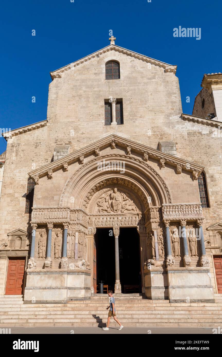 La facciata della Chiesa di San Trophime, Arles, Provenza-Alpi-Costa Azzurra, Francia, Europa occidentale Foto Stock