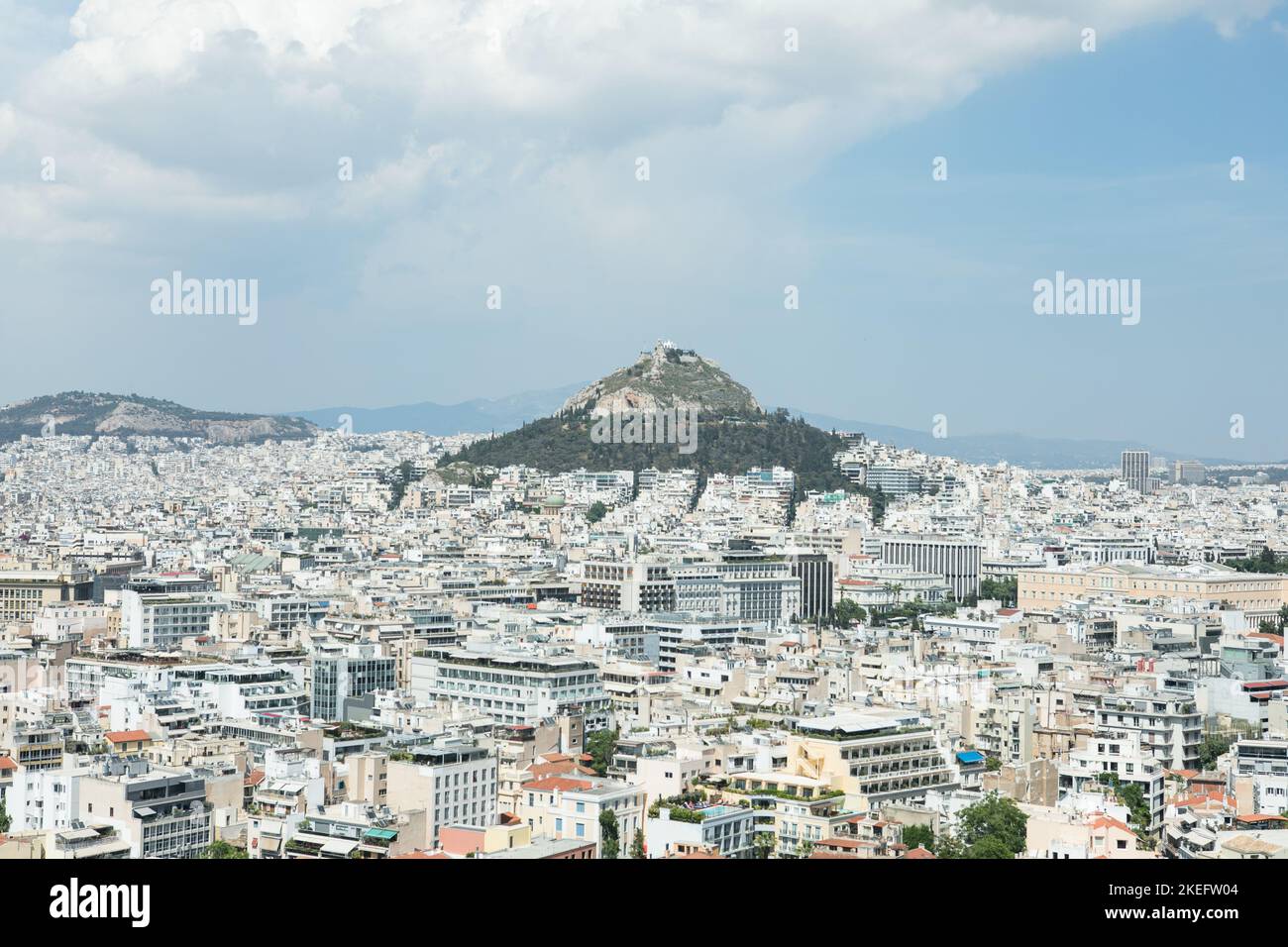 Vista delle mura antiche dell'Acropoli, della città di Atene e del Monte Lycabettus (a destra) ad Atene, Grecia Foto Stock