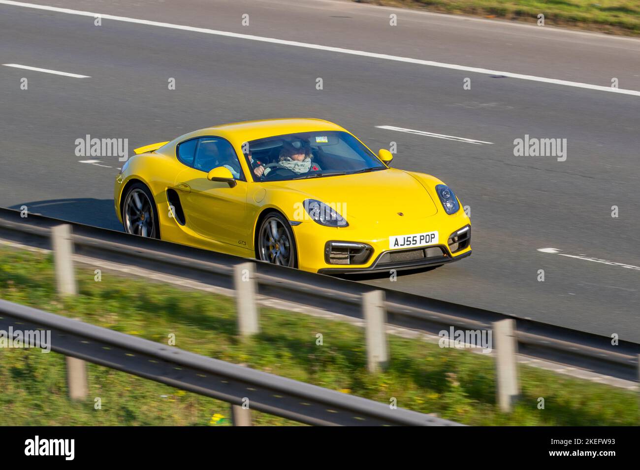 2016 giallo PORSCHE CAYMAN GTS RDK 3436cc PDK Auto benzina coupé 7 Speed Automatic, viaggiando sull'autostrada M6, Regno Unito Foto Stock