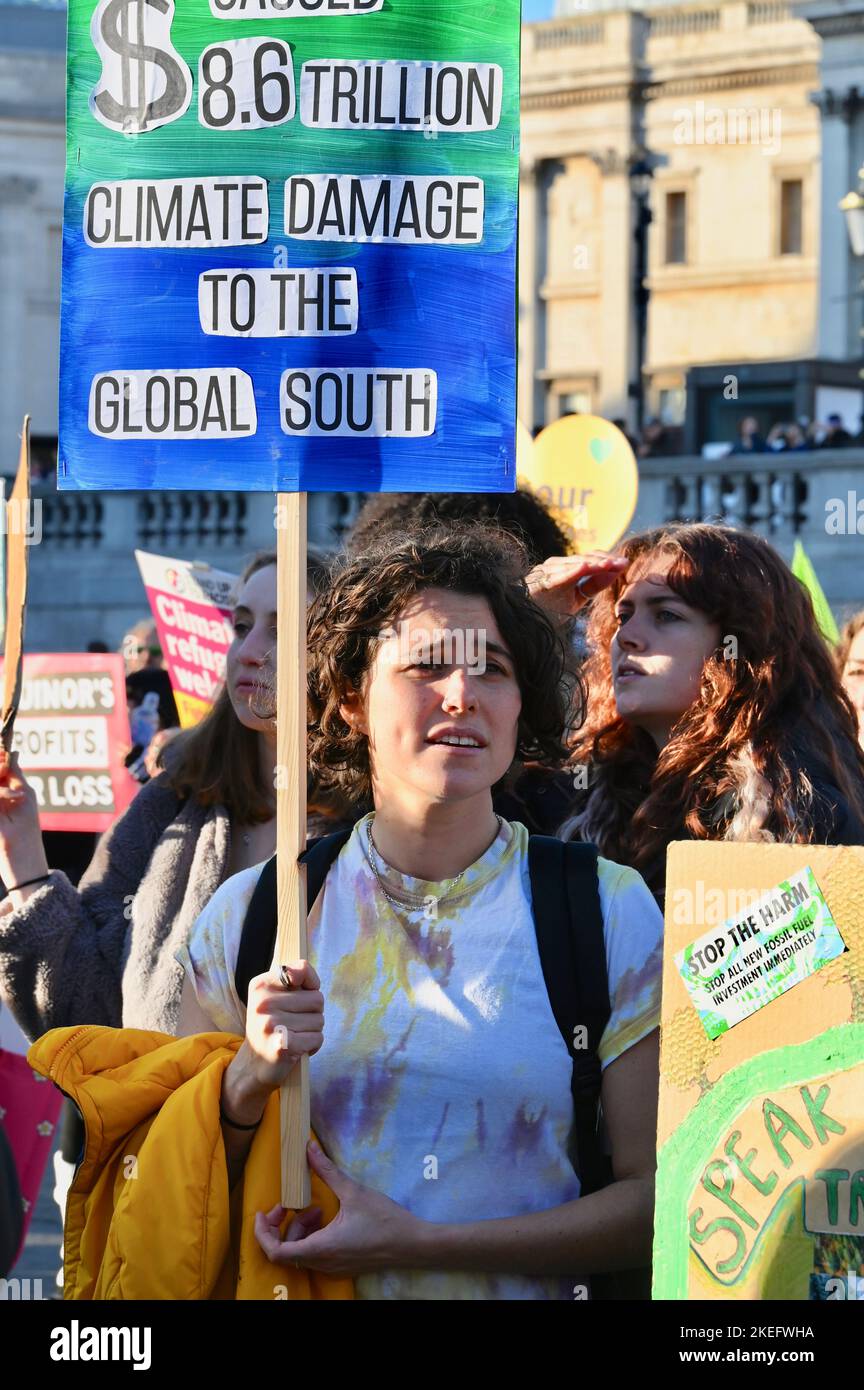 Londra, Regno Unito. Migliaia di attivisti hanno marciato a Londra questo pomeriggio per chiedere la giustizia sul clima in tutto il mondo. I manifestanti sono scesi in piazza come parte di una serie di manifestazioni a livello nazionale per chiedere al governo di intervenire maggiormente sul cambiamento climatico. Foto Stock