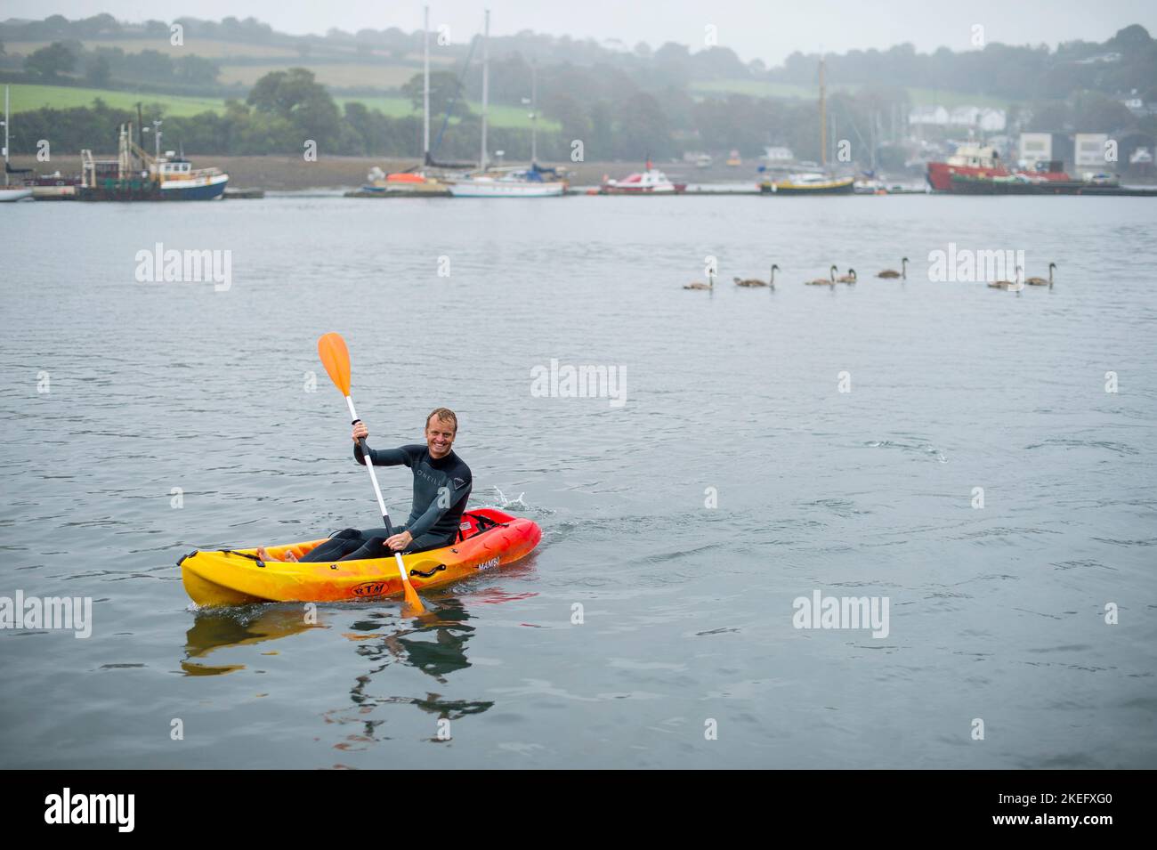 Foto di Jim Wileman - 20/09/2017 Business Piece on Moving to Cornwall. Robin van der Bij, che kayak a lavorare a KML, Falmouth. Foto Stock