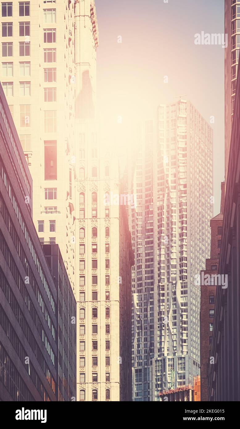 Foto dai toni retrò del paesaggio urbano di New York contro il sole, Manhattan, USA. Foto Stock
