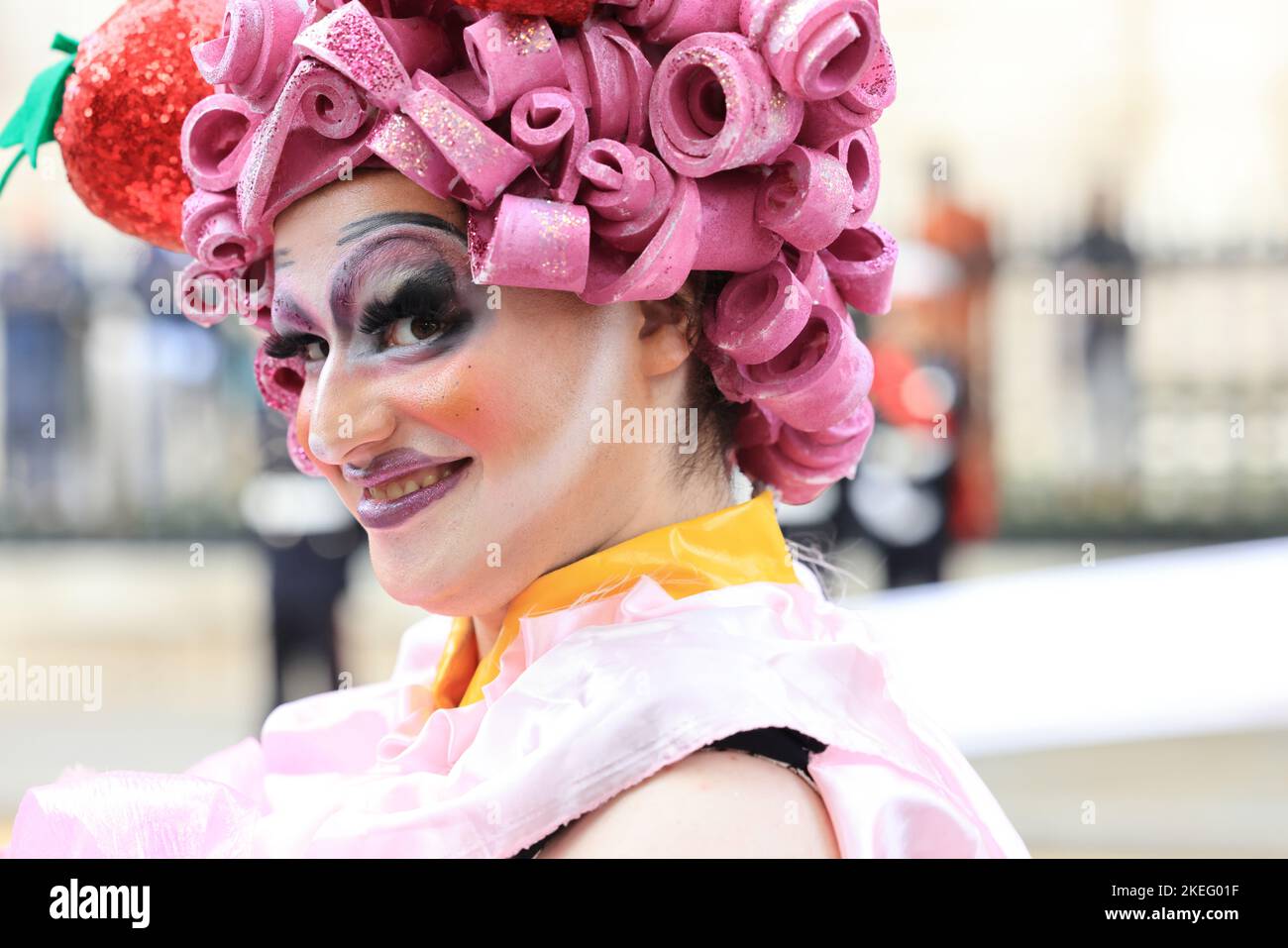 Londra, Regno Unito novembre 12th 2022. C'era un sole glorioso per la sfilata del Lord Mayor's Show nella storica Square Mile. Artisti colorati passano davanti alla Cattedrale di San Paolo. Credit : Monica Wells/Alamy Live News Foto Stock