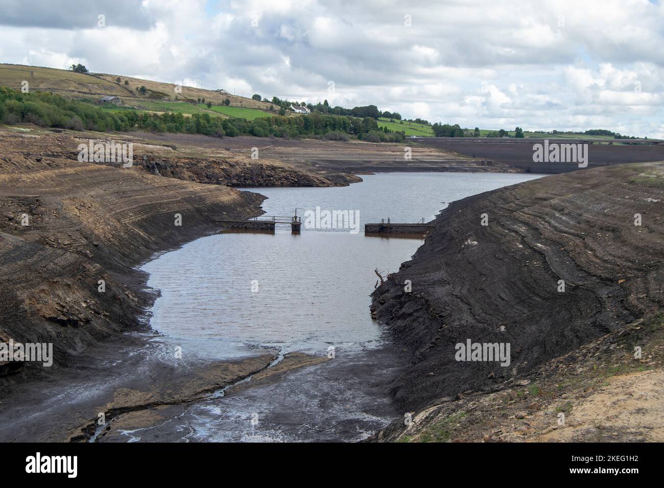 L'acqua molto bassa alla diga di Baitings ha visto la riapparizione della parte superiore di saracinesca di sbarramento di dighe molto più piccole. Foto Stock