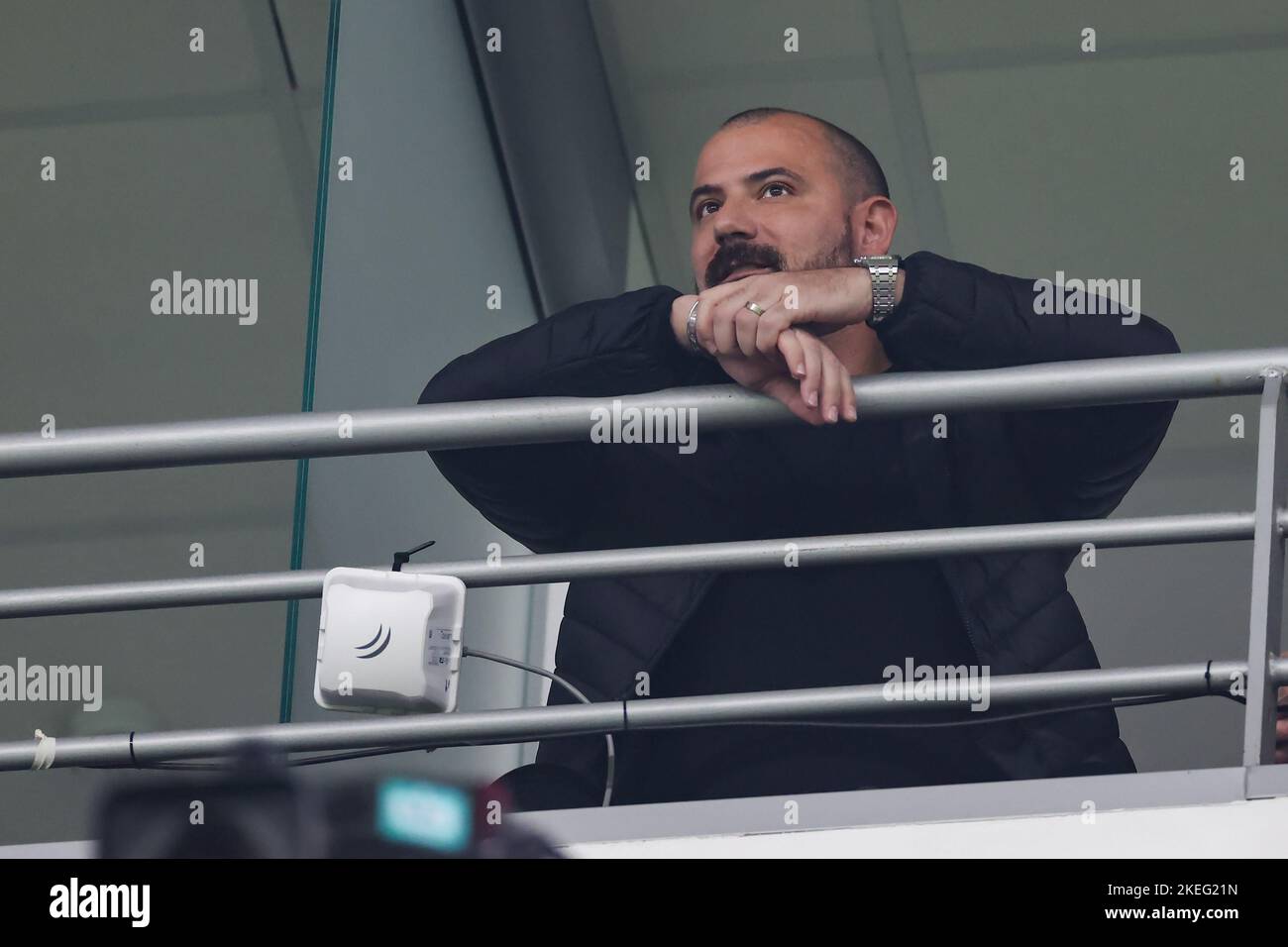 Genova, Italia, 12th novembre 2022. Dejan Stankovic Capo allenatore di UC Sampdoria guarda su da un box stampa come egli serve un divieto di touchline dopo essere stato inviato nella precedente partita contro Torino FC, durante la Serie A partita a Luigi Ferraris, Genova. Il credito per le immagini dovrebbe essere: Jonathan Moskrop / Sportimage Credit: Sportimage/Alamy Live News Foto Stock