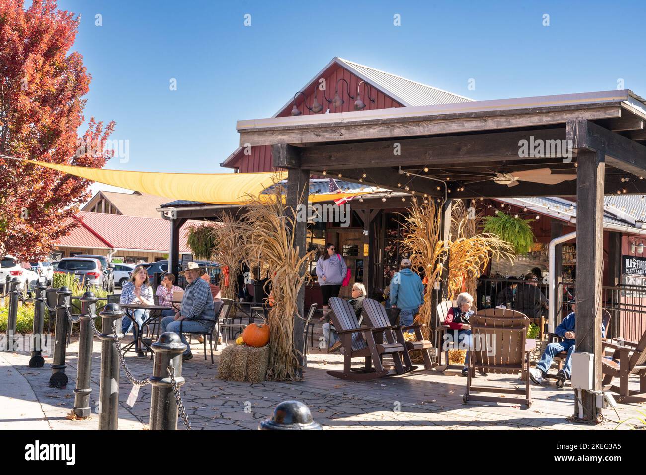 Pigeon Forge, Tennessee - 27 ottobre 2022: Vista dello storico Old Mill District nella zona turistica di Pigeon Forge TN in un giorno di sole autunno. Foto Stock