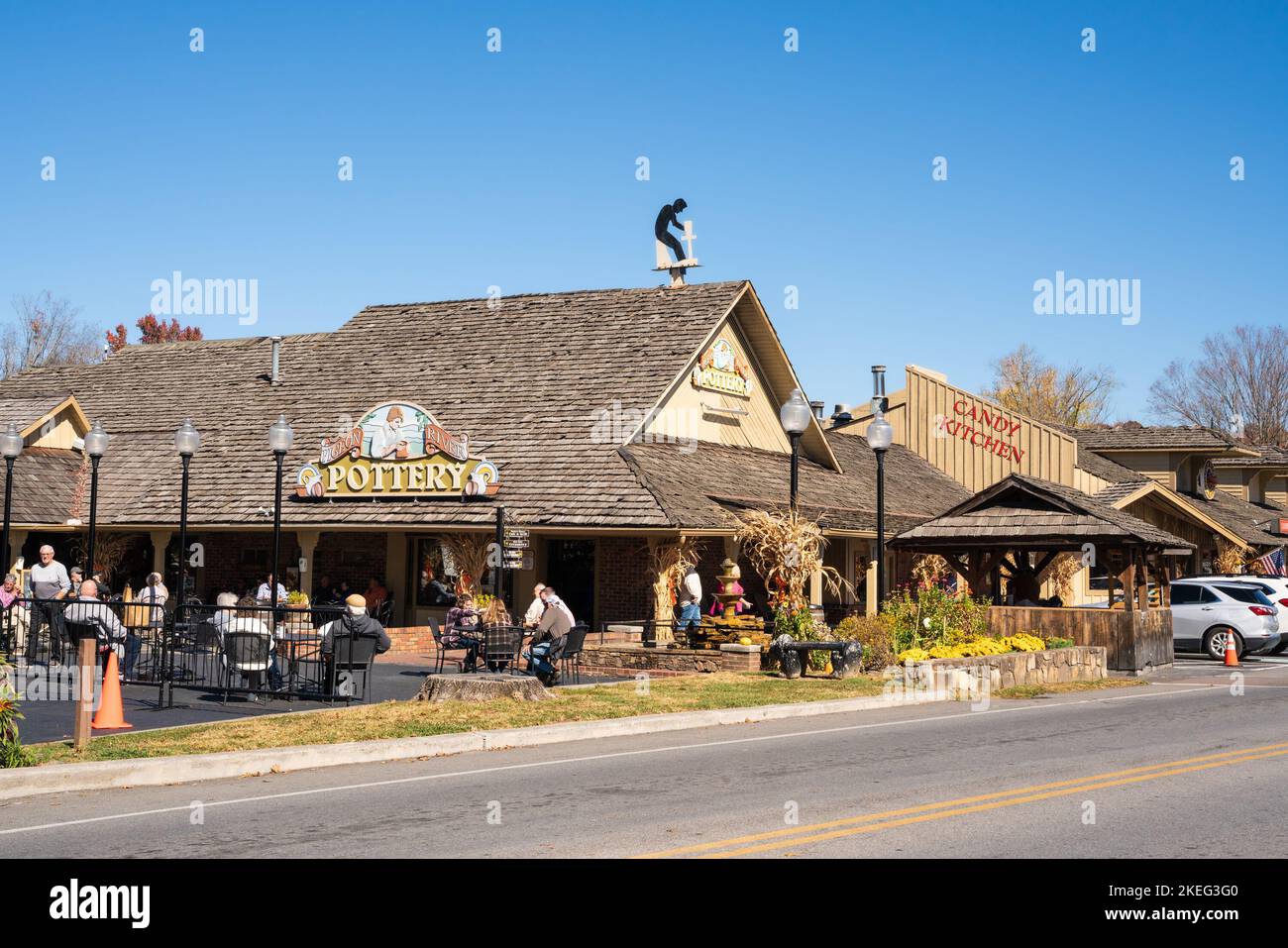 Pigeon Forge, Tennessee - 27 ottobre 2022: Vista dello storico Old Mill District nella zona turistica di Pigeon Forge TN in un giorno di sole autunno. Foto Stock