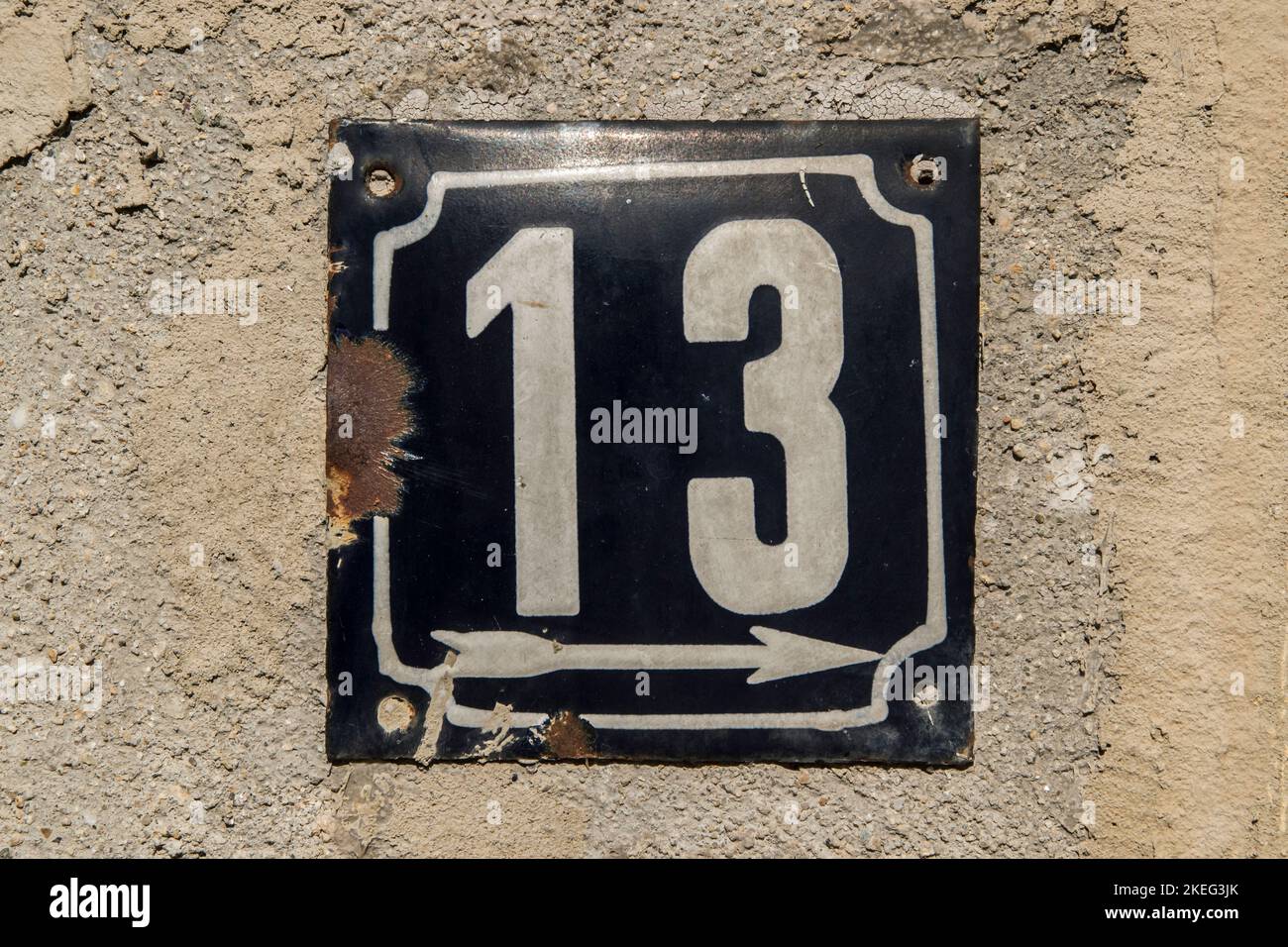 Grunge metal quadrato intatto con intemperie targhetta con numero di indirizzo con numero 13 Foto Stock
