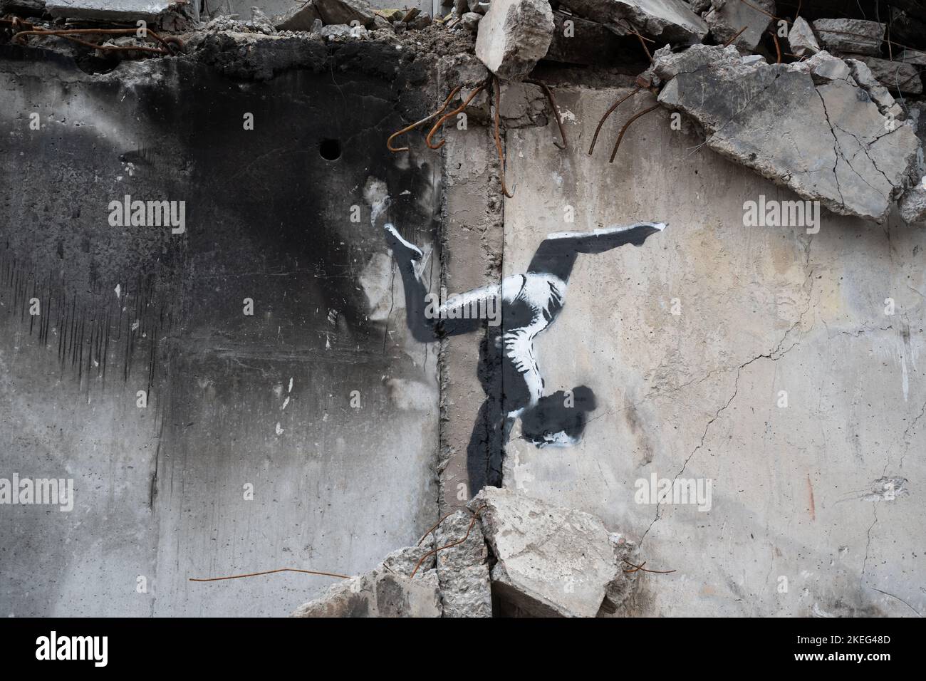 Borodyanka, Kyiv regione 11.12.2022 il lavoro del murale di Banksy sul muro di una casa distrutta Foto Stock
