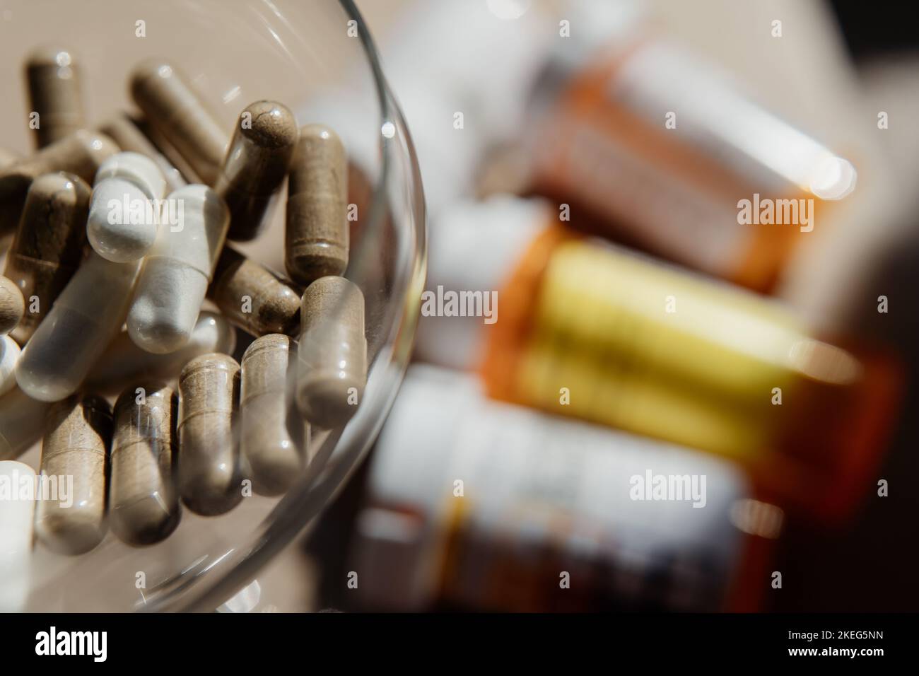 Compresse, capsule, antibiotici. Prevenzione delle malattie. Trattamento per raffreddori e influenza. Coronavirus. Farmaci recettori. Pillole bianche e verdi. Foto Stock