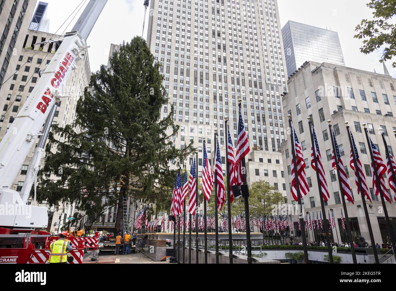 New York, Stati Uniti. 12th Nov 2022. Il 14 Rockefeller Center Christmas Tree, alto 82 metri e con un diametro di 50 metri, è stato portato in posizione da una gru a New York il 12 novembre 2022. L'albero è stato donato dalla famiglia Lebowitz di Queensbury, New York. Foto di Corey Sipkin/UPI Credit: UPI/Alamy Live News Foto Stock