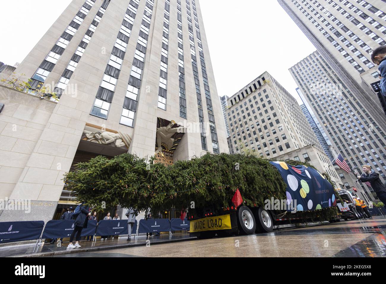 New York, Stati Uniti. 12th Nov 2022. Il 14 Rockefeller Center Christmas Tree, alto 82 metri e con un diametro di 50 metri, è su un rimorchio in attesa di essere sollevato in posizione da una gru a New York il 12 novembre 2022. Foto di Corey Sipkin/UPI Credit: UPI/Alamy Live News Foto Stock