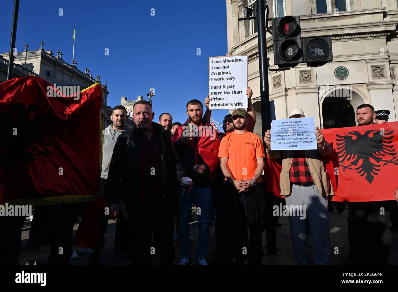 Londra, Regno Unito. 12th Nov 2022. Migliaia di albanesi protestano a Londra contro le dichiarazioni discriminatorie e xenofobe del Segretario di Stato britannico Suella Braverman, che ha descritto gli albanesi che vivono nel Regno Unito come criminali che affollano Westminster. Per oltre 30 anni, il governo e i media britannici hanno mentito e propagandistato contro un'altra razza, un'altra cultura e un'altra nazione. Gli albanesi dicono che il governo del Regno Unito li scredita più di ogni altra razza. Si chiedono, perché sono stati selezionati fuori? Londra, Regno Unito. 12 novembre 2022. Credit: Vedi li/Picture Capital/Alamy Live News Foto Stock