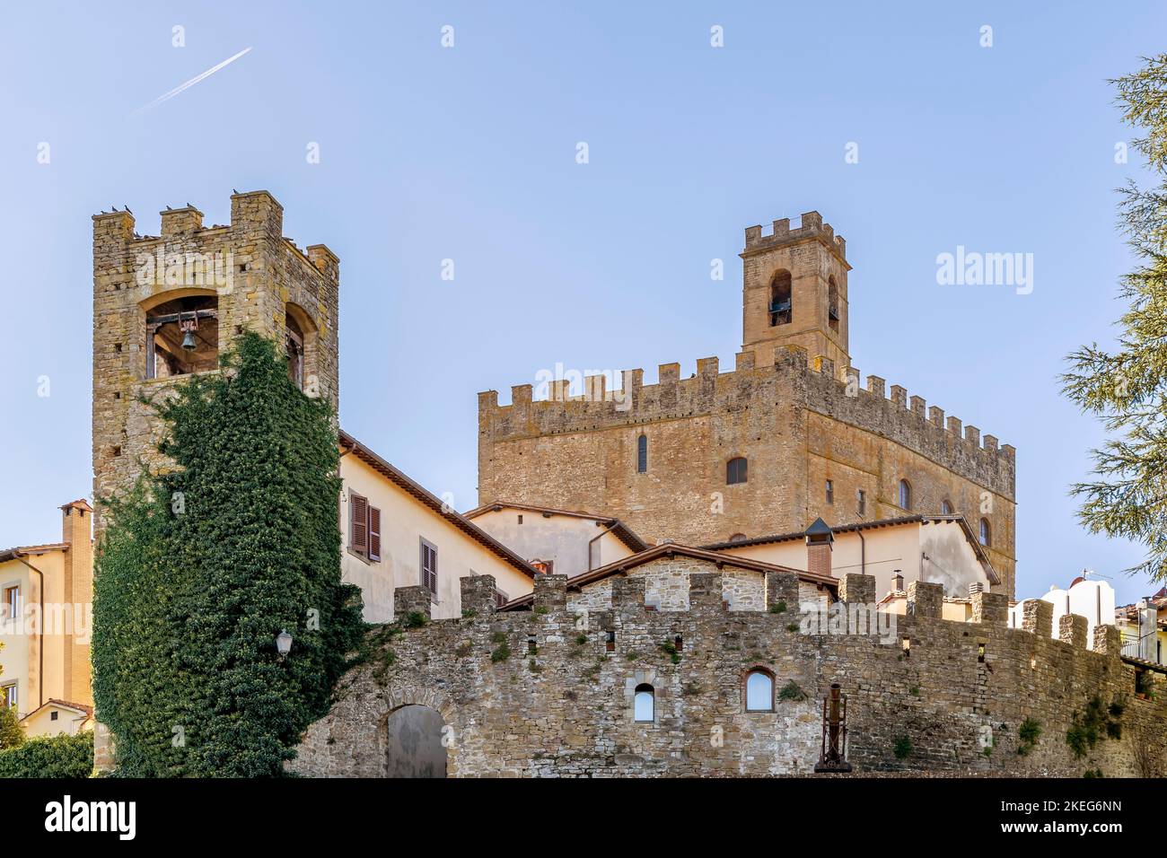 Il centro storico di Poppi, Arezzo, Italia, dominato dal castello conti Guidi Foto Stock