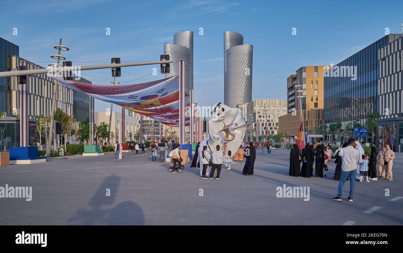 Lusail boulevard nella città di Lusail, Qatar scatto pomeridiano che mostra la preparazione del Qatar alla Coppa del mondo FIFA 2022 con bandiere delle contee partecipanti Foto Stock