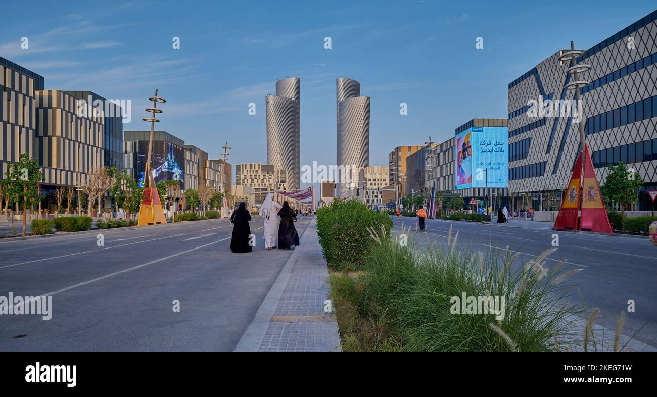 Lusail boulevard nella città di Lusail, Qatar scatto pomeridiano che mostra la preparazione del Qatar alla Coppa del mondo FIFA 2022 con bandiere delle contee partecipanti Foto Stock