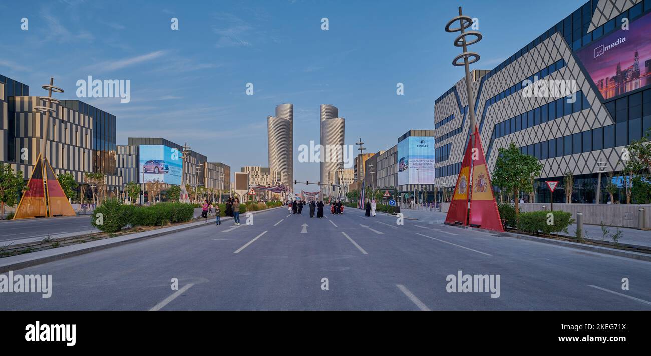 Lusail boulevard nella città di Lusail, Qatar scatto pomeridiano che mostra la preparazione del Qatar alla Coppa del mondo FIFA 2022 con bandiere delle contee partecipanti Foto Stock