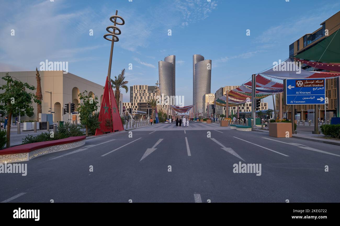 Lusail boulevard nella città di Lusail, Qatar scatto pomeridiano che mostra la preparazione del Qatar alla Coppa del mondo FIFA 2022 con bandiere delle contee partecipanti Foto Stock