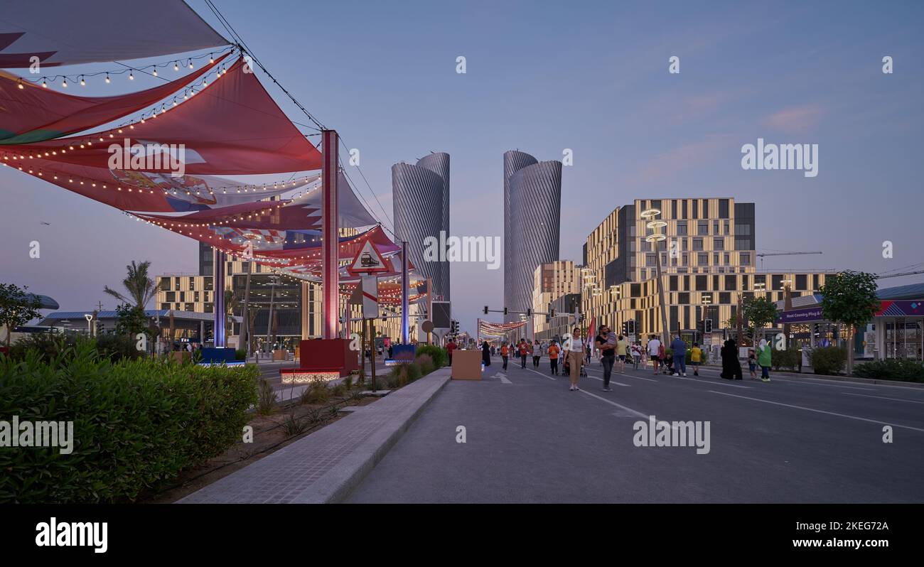 Lusail boulevard nella città di Lusail, Qatar scatto pomeridiano che mostra la preparazione del Qatar alla Coppa del mondo FIFA 2022 con bandiere delle contee partecipanti Foto Stock