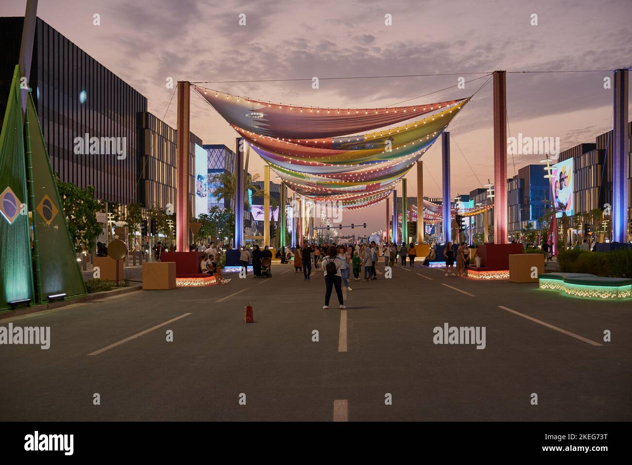 Lusail boulevard nella città di Lusail, ripresa al tramonto del Qatar che mostra la preparazione del Qatar alla Coppa del mondo FIFA 2022 con bandiere delle contee partecipanti Foto Stock