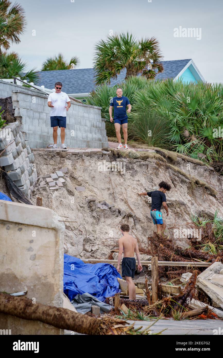 Proprietari di casa cercando di uscire case per ispezionare danni dopo l'uragano Nicole Daytona Beach Foto Stock