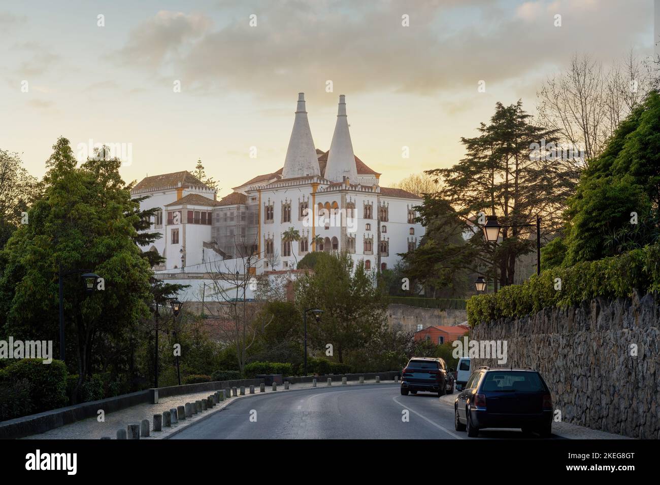 Strada e Palazzo Nazionale di Sintra vista al tramonto - Sintra, Portogallo Foto Stock