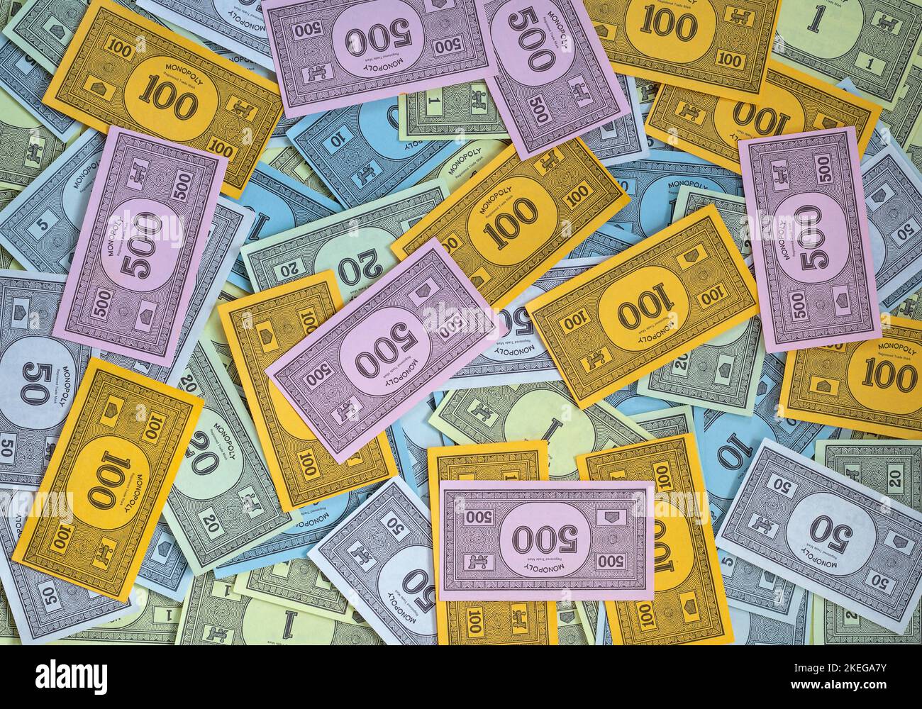 Monopoly Money in un mucchio con le note di valore più alto prominente. Foto Stock Monopoly Money in un mucchio con le note di valore più alto prominente. Foto Stock