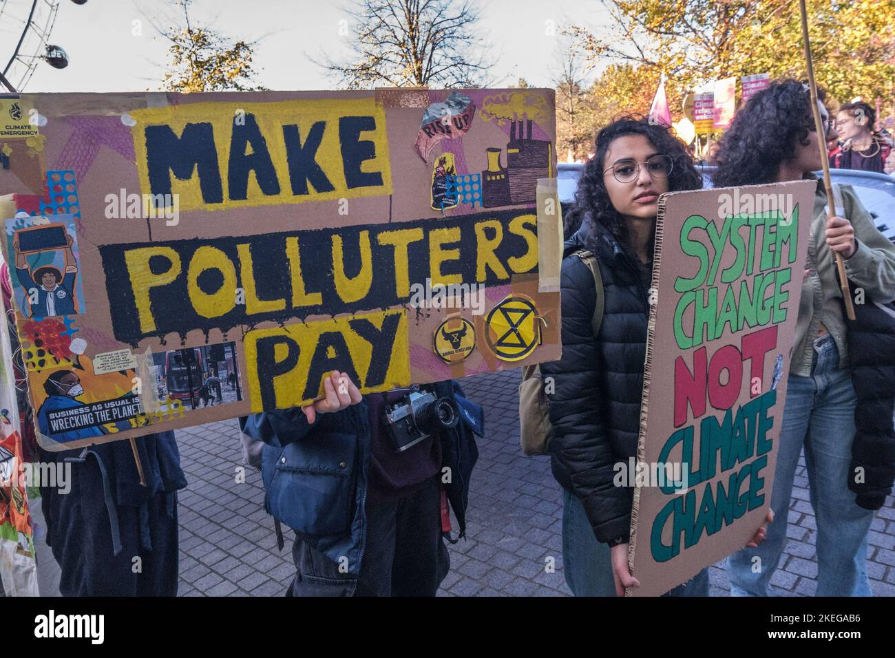 Londra, Regno Unito. 12 Nov 2022. Migliaia di persone sono giunse per la marcia della Coalizione sul clima a un raduno a Trafalgar Square in una Giornata Mondiale d’azione per la giustizia sul clima convocata dai movimenti africani nel COP27 in Egitto. Chiedono al governo britannico di fermare i suoi piani di distruzione del clima e di intervenire per risolvere il costo della vita e le crisi climatiche, compresi finanziamenti urgenti e riparazioni per la distruzione di massa di vite umane e mezzi di sostentamento nel sud del mondo. Peter Marshall/Alamy Live News Foto Stock