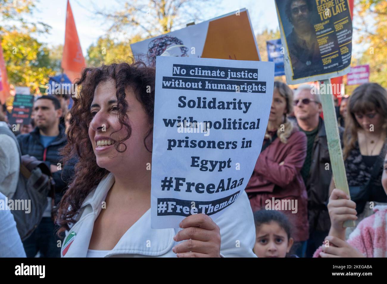 Londra, Regno Unito. 12 Nov 2022. Migliaia di persone sono giunse per la marcia della Coalizione sul clima a un raduno a Trafalgar Square in una Giornata Mondiale d’azione per la giustizia sul clima convocata dai movimenti africani nel COP27 in Egitto. Chiedono al governo britannico di fermare i suoi piani di distruzione del clima e di intervenire per risolvere il costo della vita e le crisi climatiche, compresi finanziamenti urgenti e riparazioni per la distruzione di massa di vite umane e mezzi di sostentamento nel sud del mondo. Peter Marshall/Alamy Live News Foto Stock