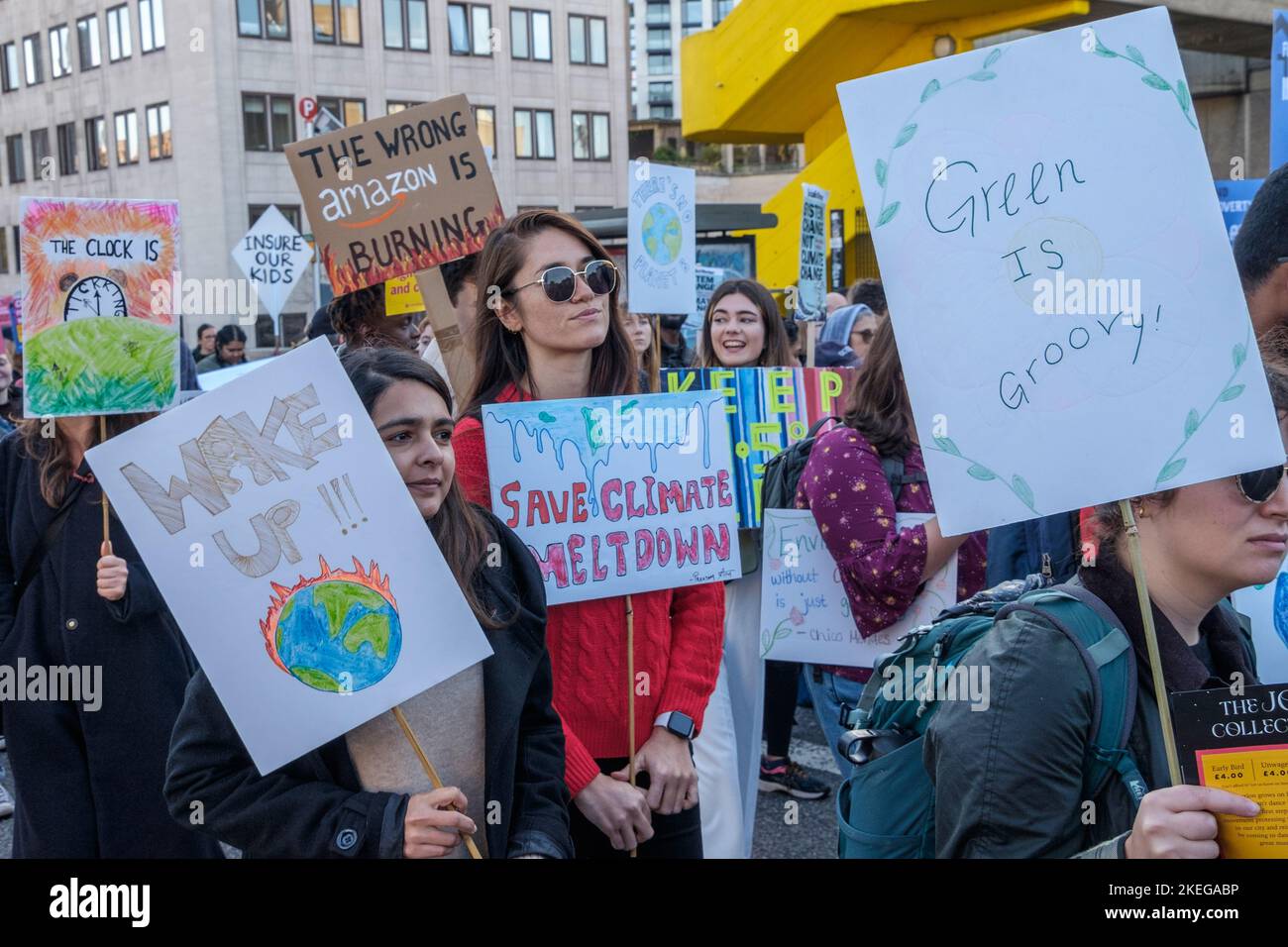 Londra, Regno Unito. 12 Nov 2022. Migliaia di persone sono giunse per la marcia della Coalizione sul clima a un raduno a Trafalgar Square in una Giornata Mondiale d’azione per la giustizia sul clima convocata dai movimenti africani nel COP27 in Egitto. Chiedono al governo britannico di fermare i suoi piani di distruzione del clima e di intervenire per risolvere il costo della vita e le crisi climatiche, compresi finanziamenti urgenti e riparazioni per la distruzione di massa di vite umane e mezzi di sostentamento nel sud del mondo. Peter Marshall/Alamy Live News Foto Stock