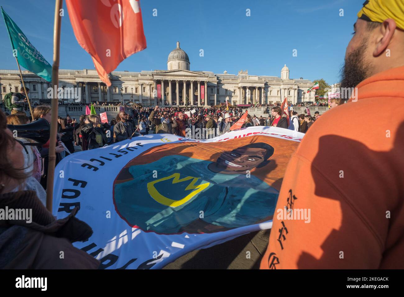 Londra, Regno Unito. 12 Nov 2022. Banner Kaba in Trafalgar Square. Migliaia di persone sono giunse per la marcia della Coalizione sul clima a un raduno a Trafalgar Square in una Giornata Mondiale d’azione per la giustizia sul clima convocata dai movimenti africani nel COP27 in Egitto. Chiedono al governo britannico di fermare i suoi piani di distruzione del clima e di intervenire per risolvere il costo della vita e le crisi climatiche, compresi finanziamenti urgenti e riparazioni per la distruzione di massa di vite umane e mezzi di sostentamento nel sud del mondo. Peter Marshall/Alamy Live News Foto Stock