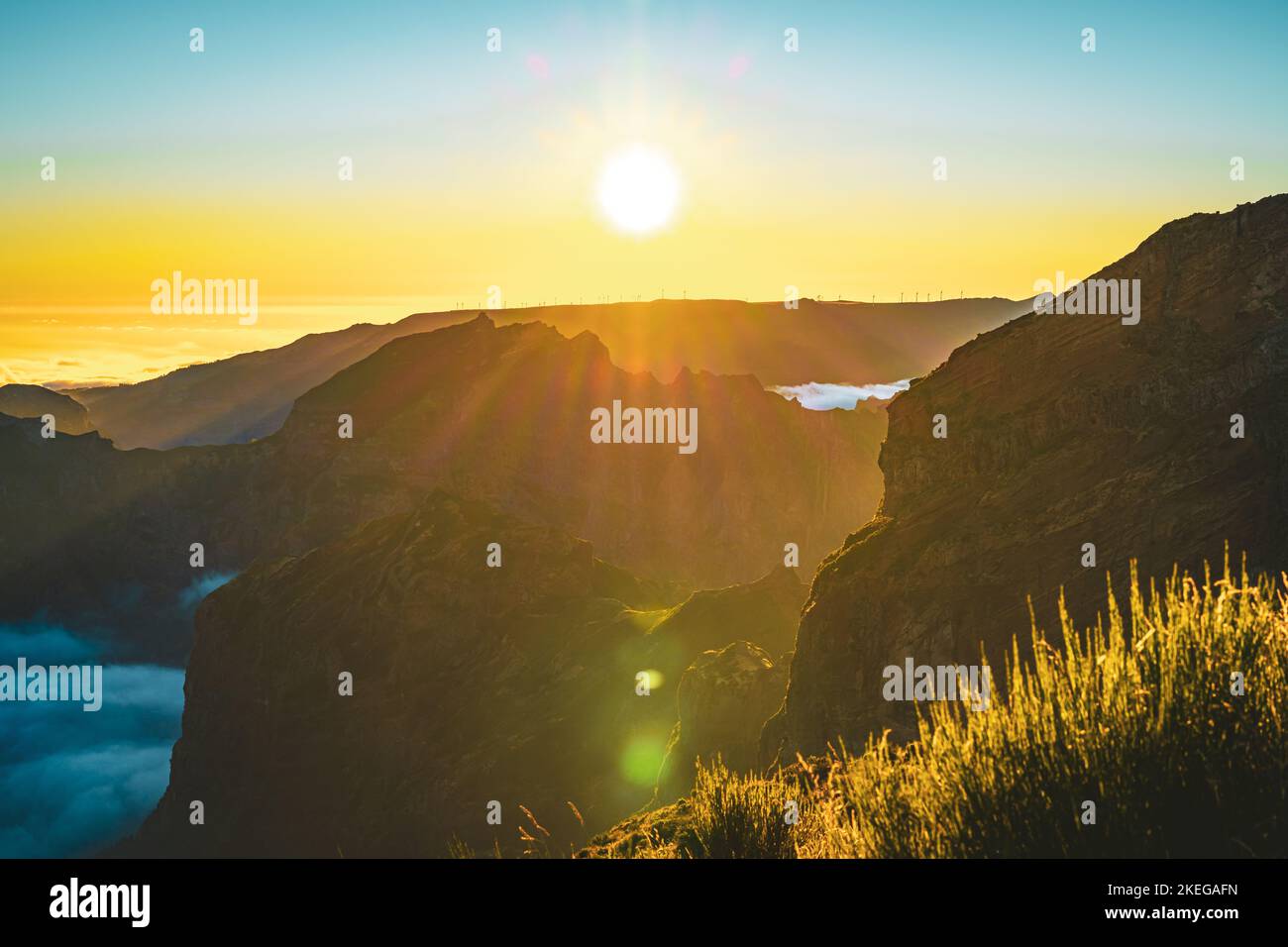 Descrizione: Super scenico sera atmosfera con vista sul terreno di montagna e copertura nuvolosa nella valle su Pico do Ariero. Verade do Pico Ruivo, made Foto Stock