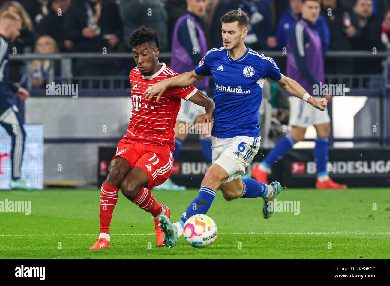 GELSENKIRCHEN, GERMANIA - 12 NOVEMBRE: Kingsley Coman del Bayern Munchen, Tom Kraus del FC Schalke 04 durante la partita della Bundesliga tedesca tra il FC Schalke 04 e il Bayern Munchen alla Veltins Arena il 12 novembre 2022 a Gelsenkirchen, Germania (Foto di Marcel ter Bals/Orange Pictures) Foto Stock