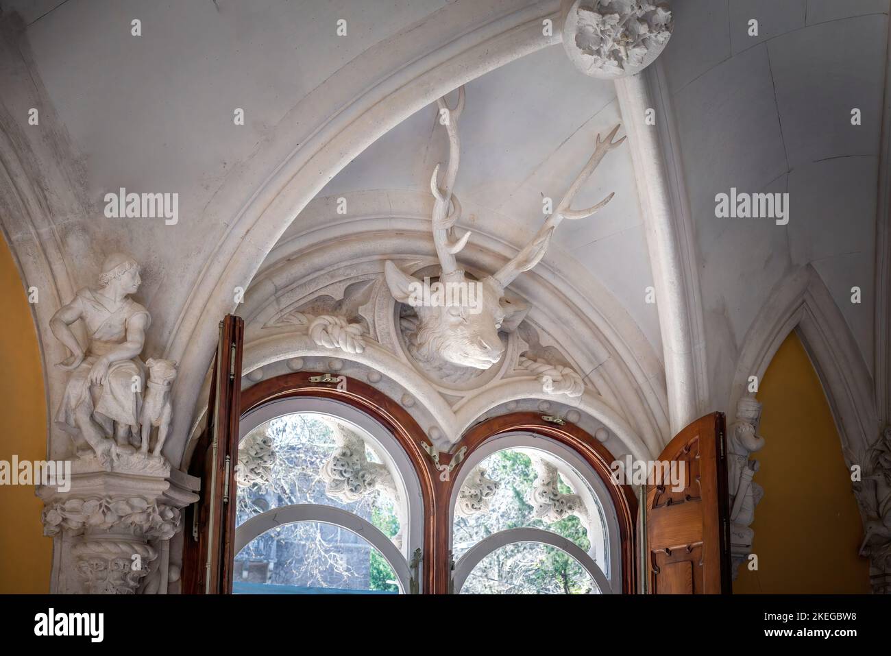 Cervi dirigono alla Sala di Caccia (o Sala da pranzo) del Palazzo di Quinta da Regaleira - Sintra, Portogallo Foto Stock