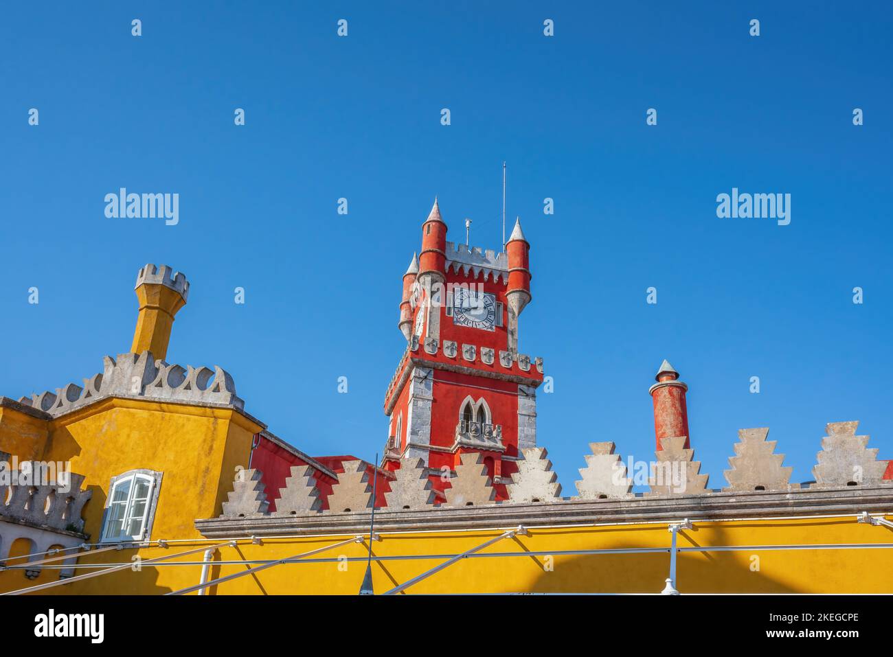 Torre dell'Orologio del Palazzo pena - Sintra, Portogallo Foto Stock